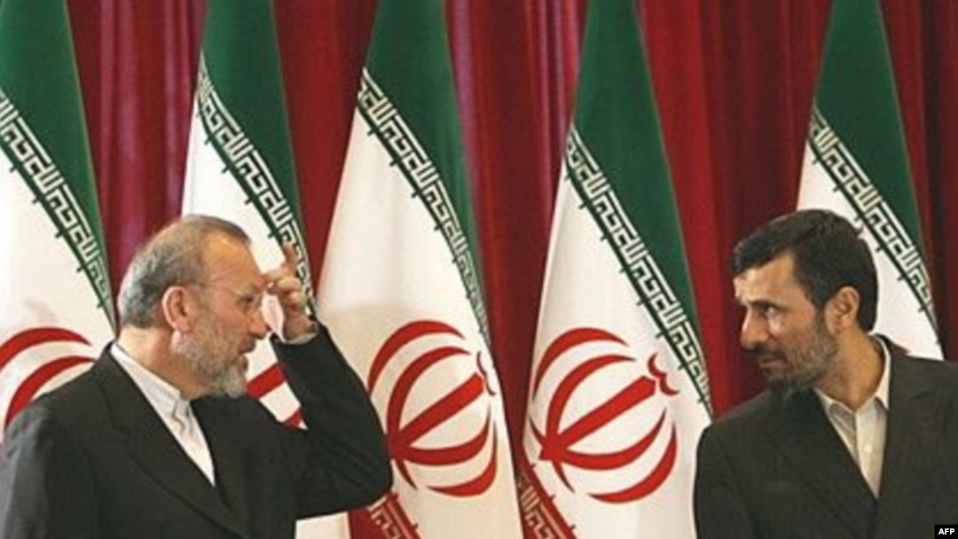 محمود احمدی‌نژاد (راست) و منوچهر متکی، مسئول دیپلماسی ایران