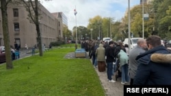 Red građana ispred biračkog mesta u Hagu u Holandiji gde državljani Srbije glasaju na parlamentarnim izborima, 25.10.2026.