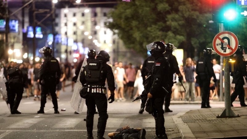 Përleshje në protestat antiqeveritare në Serbi