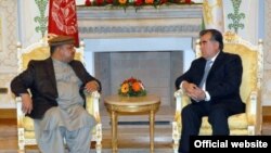 Президент Таджикистана Эмомали Рахмон (справа) и первый вице-президент Афганистана маршал Мухаммад Касым Фахим (слева).