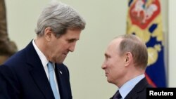 John Kerry (solda) və Vladimir Putin 