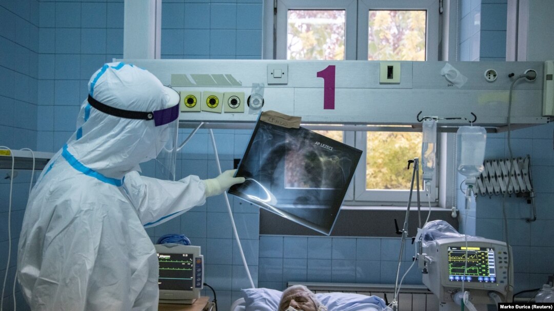 Medicinski radnik sa pacijentom kojem je potvrđen COVID-19 u Kliničko bolničkom centru Zemun u Beogradu