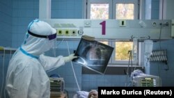 Medicinski radnik sa pacijentom kojem je potvrđen COVID-19 u Kliničko bolničkom centru Zemun u Beogradu