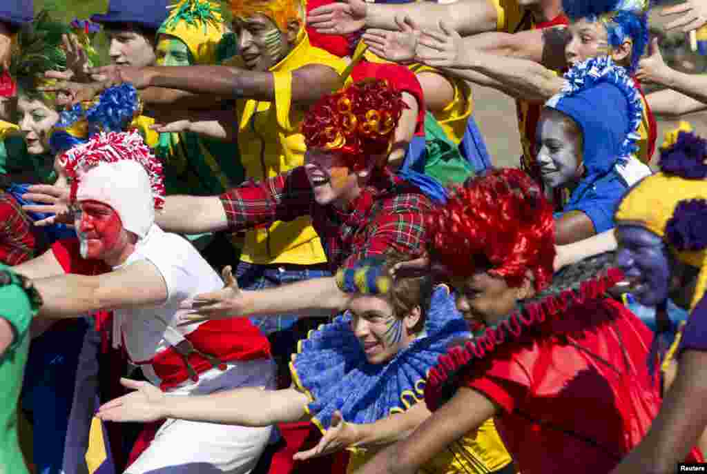 U.K. - Performers welcome members of Japan's Olympic squad in the Athletes Village at the Olympic Park in London, 24Jul2012