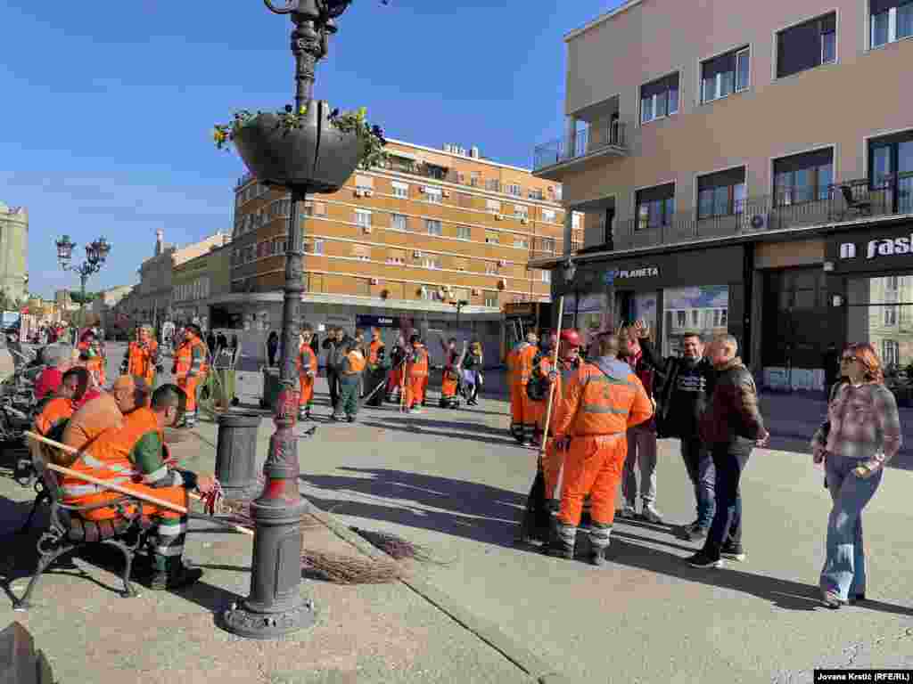 Čišćenje centralnih novosadskih ulica dan nakon incidenata. Kako je javila reporterka Radija Slobodna Evropa, službe gradskog komunalnog preduzeća počele su da raščićavaju ono što je ostalo od nereda tek nakon što je gradonačelnik Novog Sada Milan Đuriću u pratnji novinara obišao Gradsku kuću, 6. novembar 2024.