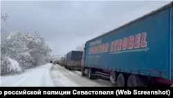 Скриншот из видео российской полиции Севастополя с пробками на въезде в город, 29 декабря 2025 года