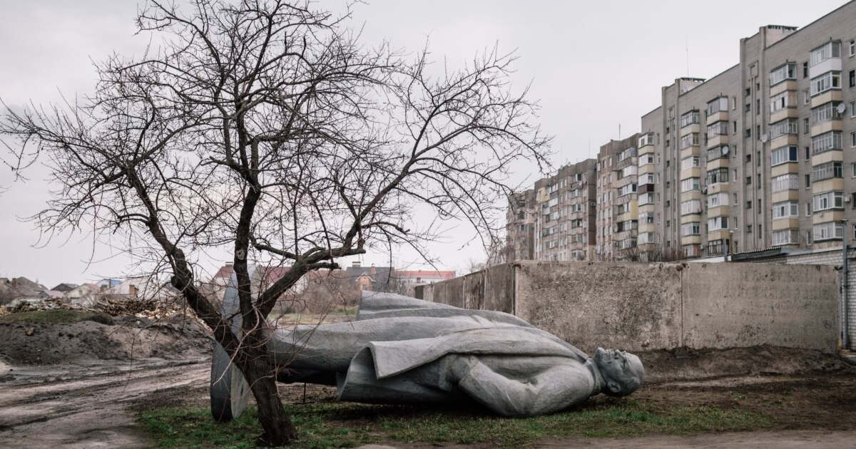 Falling Down: The Last Lenins Of Ukraine