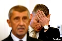 Turek în spatele premierului numit, Andrej Babiš, pe 3 noiembrie 2025.