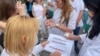Deo zaposlenih na klinici na kojoj je radi privedeni medicinski tehničar na upravnoj zgradi ostavio je poruke, Novi Sad