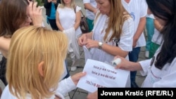 Deo zaposlenih na klinici na kojoj je radi privedeni medicinski tehničar na upravnoj zgradi ostavio je poruke, Novi Sad