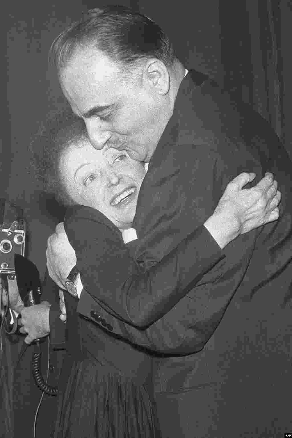 Директор «Олимпии» Брюно Кокатрикс поздравляет певицу после шоу, Париж, 30 декабря 1960 г.