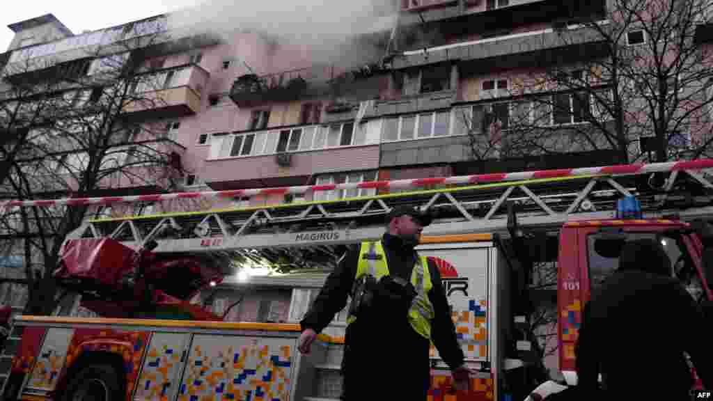 A lehulló törmelék és a tüzek további károkat okoztak egy iskolában és egy egészségügyi intézményben – közölték a hatóságok