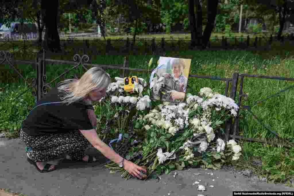 Після церемонії прощання на Байковому цвинтарі друзі родини принесли квіти та портрет хлопчика до місця трагедії 