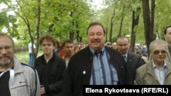 Геннадий Гудков во время контрольной прогулки писателей в Москве 