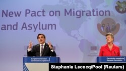 Potpredsednik Evropske komisije Margaritis Šinas i komesarka za unutrašnje poslove Ilva Johanson predstavljaju Novi pakt o migracijama i azilu