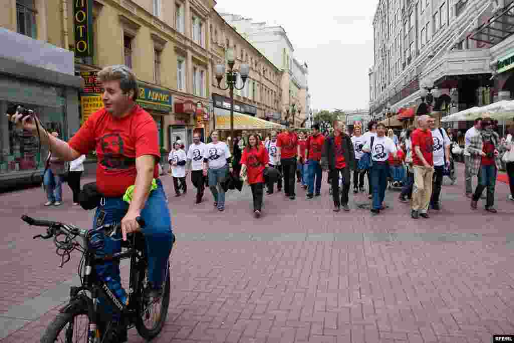 В Москве активисты ряда общественных движений провели акцию в поддержку Михаила Ходорковского - в 46-й день рождения экс-главы ЮКОСа.