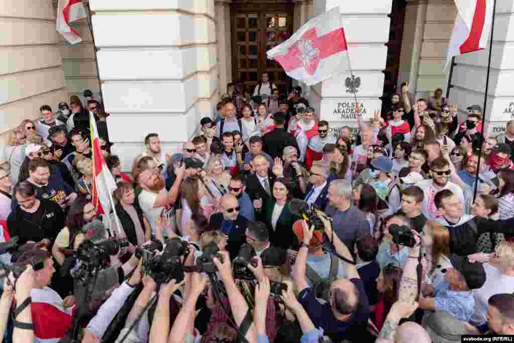 Cяргей Ціханоўскі разам са Сьвятланай Ціханоўскай на сустрэчы зь беларусамі ў Варшаве 25 чэрвеня 2025 году.У вялікім інтэрвію Сяргей Ціханоўскі расказваў, якімі пабачыў беларусаў празь пяць гадоў пасьля свайго арышту і што будзе рабіць далей.Фота: Беларуская служба Радыё Свабода