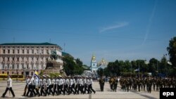 Ганаровая варта падчас інаўгурацыі Пятра Парашэнкі напярэдадні