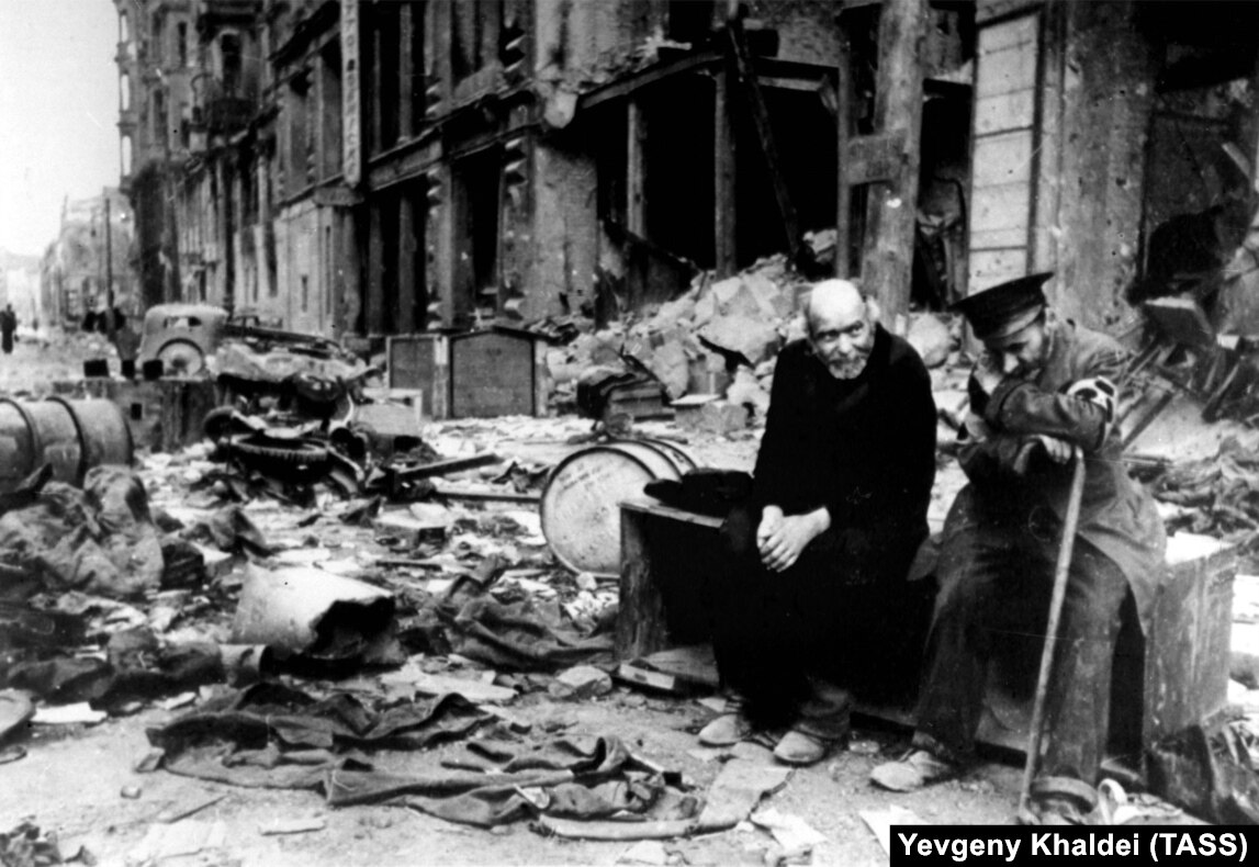 戰爭結束後不久，一名盲人（右）和他的同伴坐在柏林街道的廢墟中。   1945 年5 月，蘇聯紅軍在盟軍空中力量的支持下，猛攻柏林市中心，佔領了納粹領導人阿道夫·希特勒的地堡，並將共產主義旗幟懸掛在德國首都的地標建築上，歐洲戰爭於1945年5 月結束。