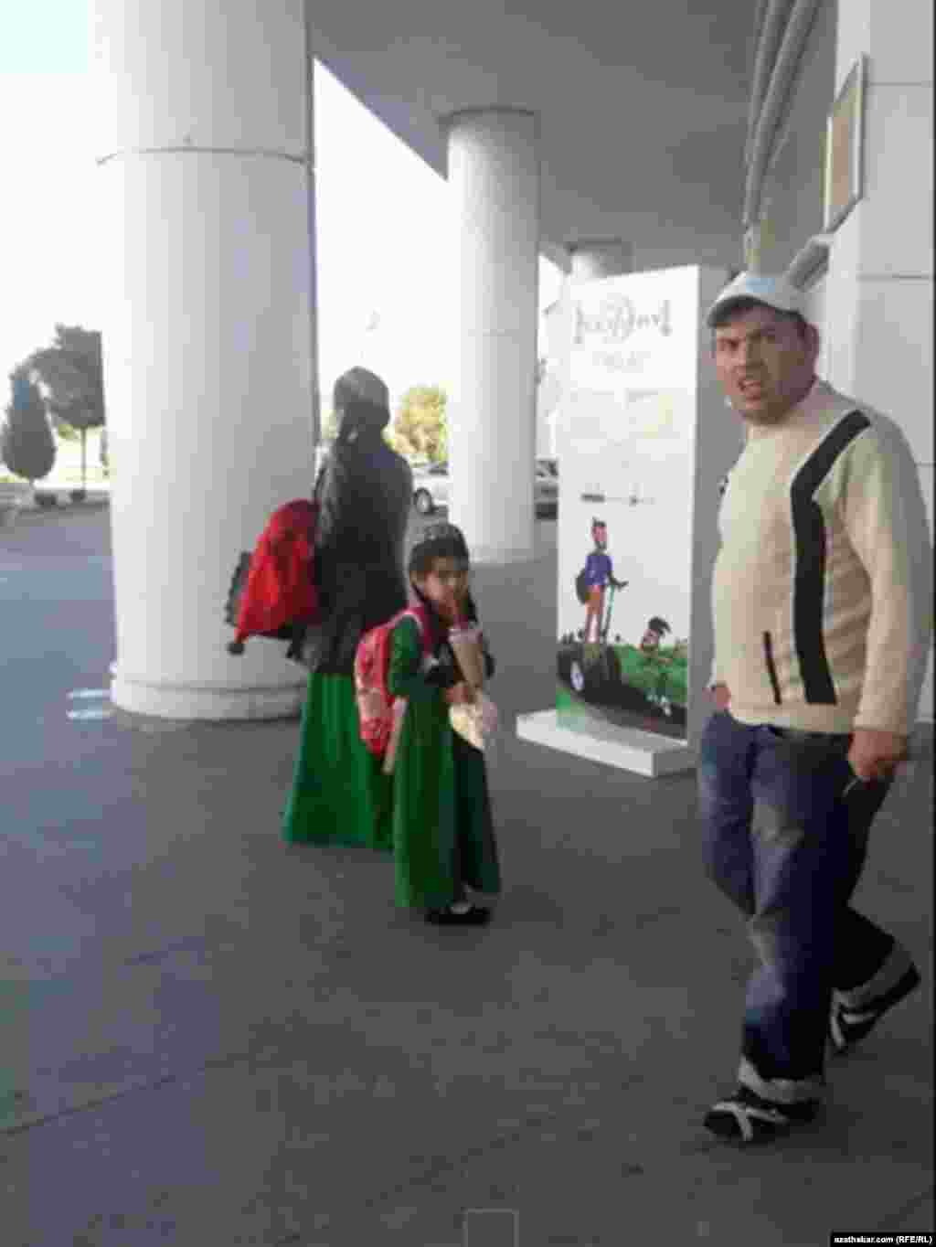 Mekdepden gaýdyp barýan okuwçylar