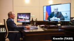Владимир Путин в своем кабинете, архивное фото