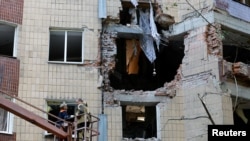 Донецкте аскердик чабуулга туш болгон көп кабаттуу үй. Иллюстрациялык сүрөт. 