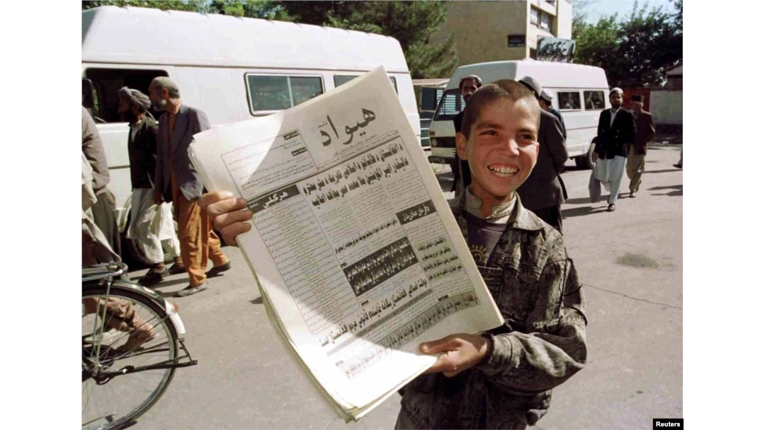 Un băiat din Kabul vinde, în octombrie 1996, ziare fără niciun fel de imagine.