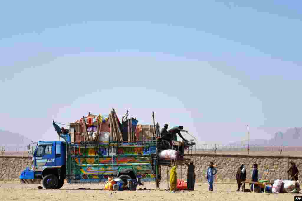 Afganistanske izbjeglice istovaruju svoje stvari iz kamiona po povratku iz Pakistana u provinciji Kandahar.