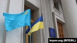 Кримськотатарський і український прапори біля будівлі МЗС України