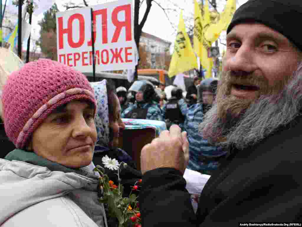 Міліція заблокувала вхід до двору Печерського районного суду. 