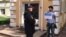 Московский муниципальный депутат Андрей Морев на пикете у здания Мосгоризбиркома 