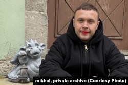 მიხალი, რომელიც ფლეშმობში მონაწილეობს მარია კოლესნიკოვას სოლიდარობის ნიშნად