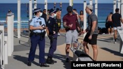 Policija proverava lične informacije o ljudima koji vežbaju napolju na sidnejskoj plaži Bondi tokom lokdauna, 27. jul 2021.