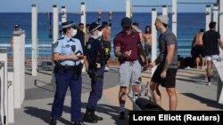 Policijska provjera posjetilaca plaže Bondi, Sidnej, Australija, 2021.