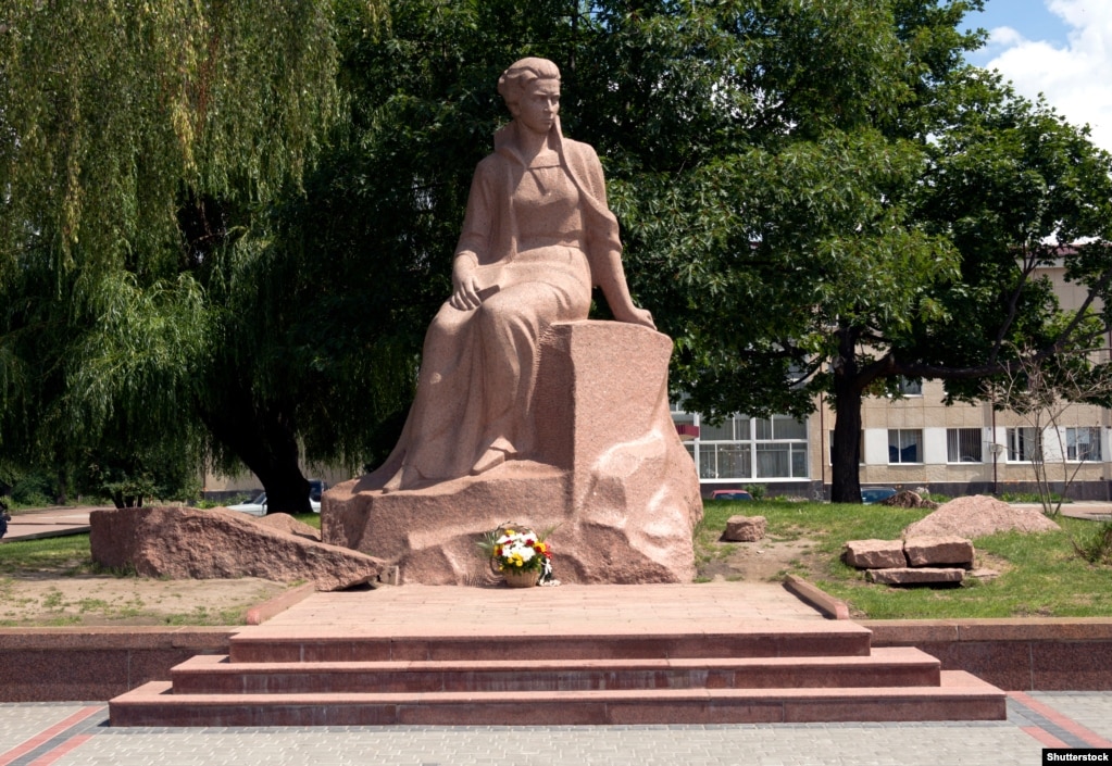 Пам’ятник Лесі Українці в місті Новоград-Волинському Житомирської області
