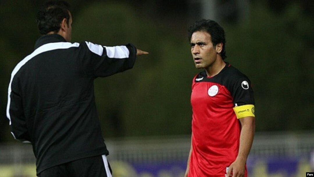 مهدی مهدوی کیا (راست) و یحیی گل محمدی، سرمربی پرسپولیس.