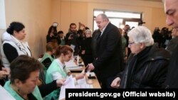 Гуьржийчоь -- Гуьржийчоьнан президент Маргвелашвили Георгий ву муниципалитетийн харжамашкахь кхаж тосуш. Тбилиси. 21ГIад2017.