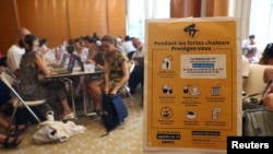 Afiș cu măsuri de urgență pe timp de caniculă într-o școală din Franța, pe 25 iunie 2026.