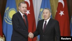 Президент Турции Реджеп Тайип Эрдоган (слева) и президент Казахстана Нурсултан Назарбаев. 