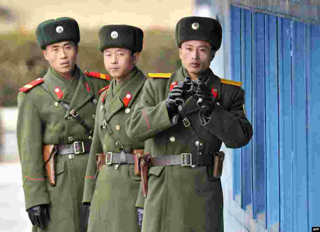 سربازان کره شمالی در نزدیکی روستای پن&zwnj;مون&zwnj;جام. فرار کره&zwnj;ای&zwnj;ها در این منطقه مرزی معمولا خبرساز می&zwnj;شود؛ به&zwnj;ویژه که سرباز فراری معمولا با رگبار گلوله روبه&zwnj;رو می&zwnj;شود و خیلی وقت&zwnj;ها جان به&zwnj;در نمی&zwnj;برد.