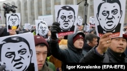 An anti-corruption rally in Bishkek on November 25 following the release of the investigative report. The man depicted in the placards is Raimbek Matraimov, who has filed a lawsuit against the media organizations responsible for the report.