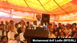 له قانون څخه د ملاتړې ډلې مشر حاجي قدیر ظاهر له خپلو ملګري.