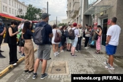 Чарга на падачу дакумэнтаў для легалізацыі. Варшава, чэрвень 2026