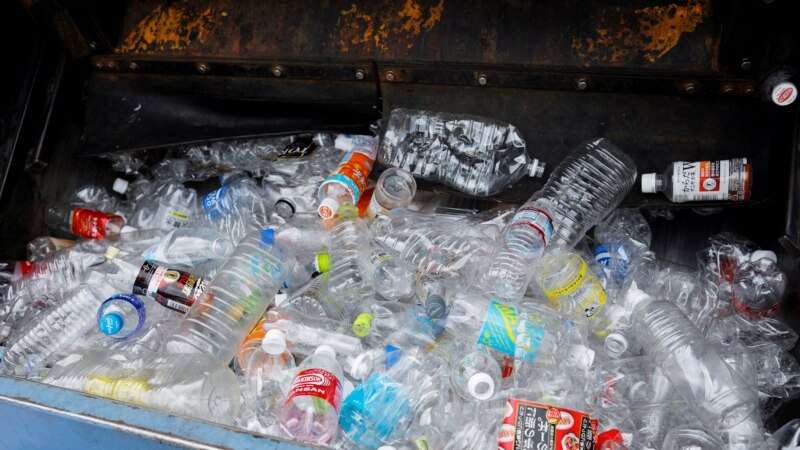 În Franța intră în vigoare la 1 ianuarie noi reguli care-și propun să elimine cam un miliard de articole de plastic anual