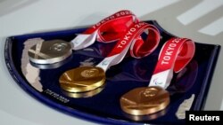 Prezantim i medaljeve që do të ndahen për fituesit e garave në Lojërat Olimpike.