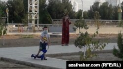 Түркмөн бийлиги өлкөсүндө коронавирус бар экенин расмий бышыктабаганы менен, беткап кийүү өңдүү карантин чараларын киргизген. 