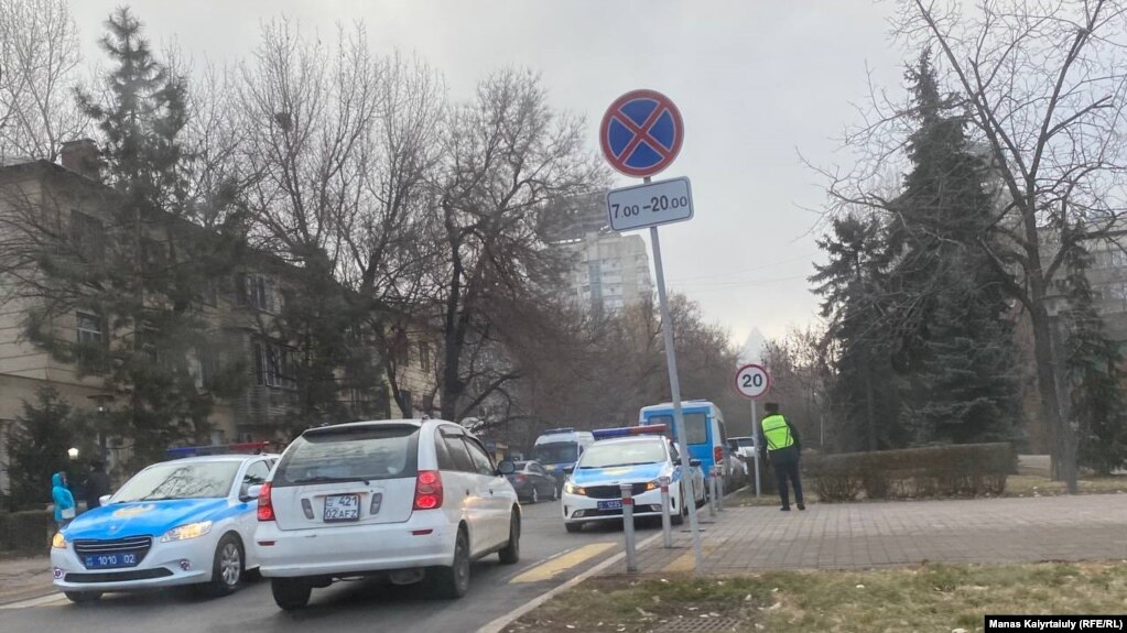 Машины полиции рядом с площадью Республики. Алматы, 16 декабря 2021 года