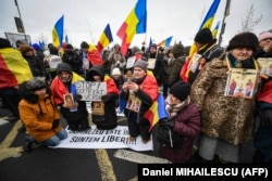 Multe dintre persoanele care au participat la protestul AUR au venit cu icoane și cruci în fața Parlamentului.