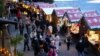 Qytetarët vizitojnë një treg Krishtlindjesh në Zvicër më 6 dhjetor, 2021.
