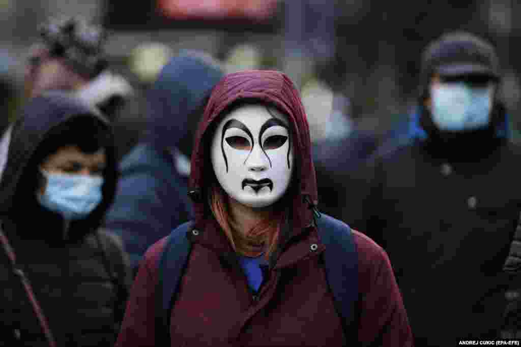 Un protestatar care poartă o mască participă la un miting în fața sediului guvernului din Belgrad, organizat împotriva planurilor multinaționalei Rio Tinto de a deschide o mină de litiu în Serbia.